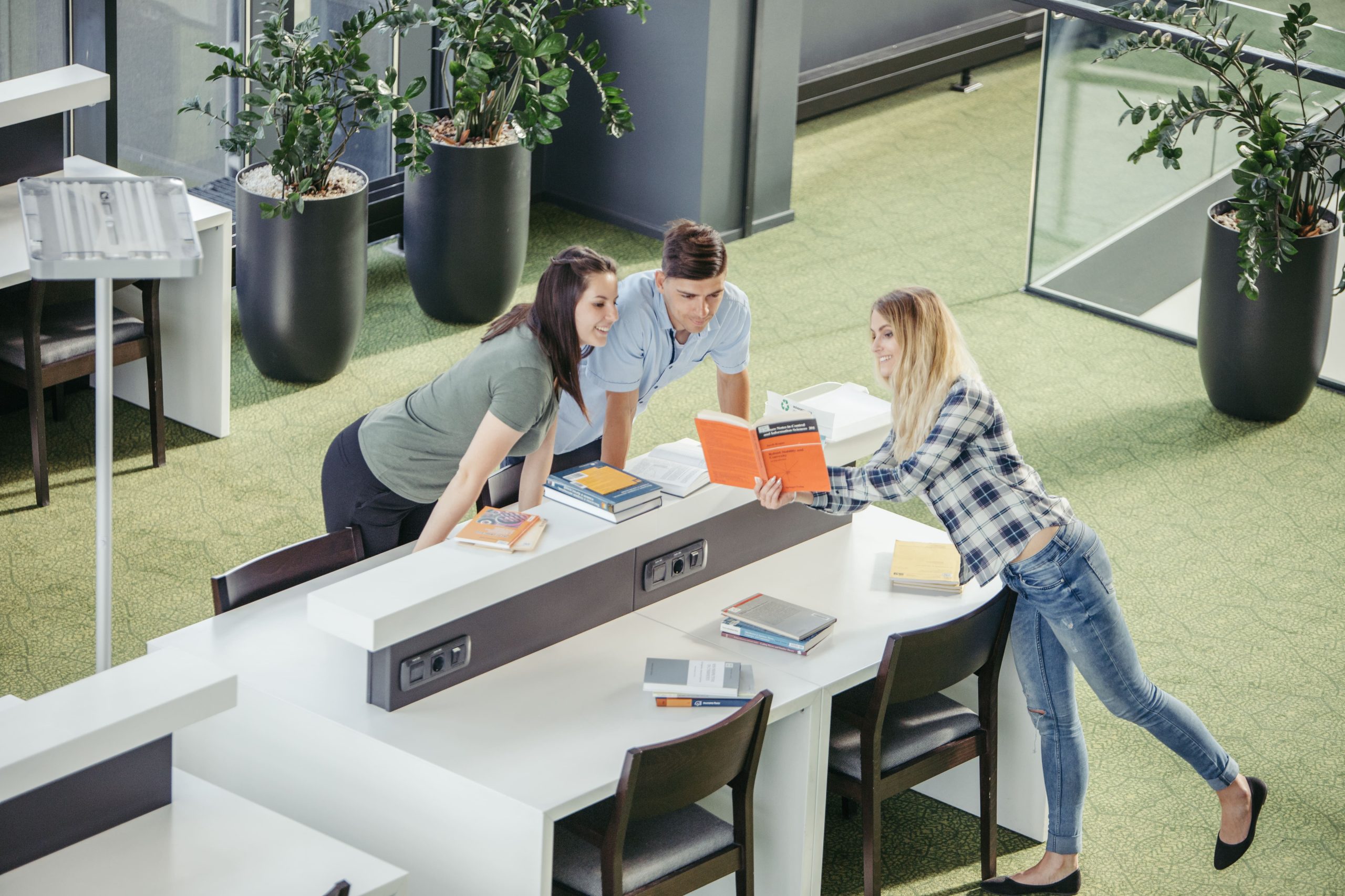 Modular commercial office desks for co-working spaces—benching workstations that support collaboration and hot desking